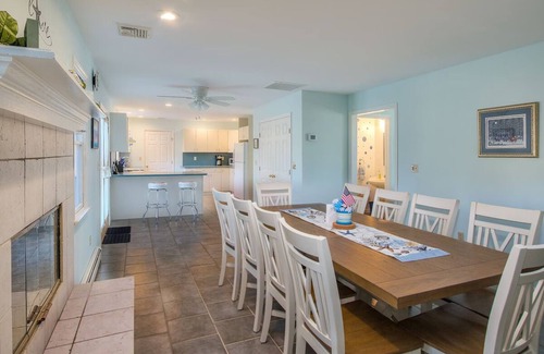Southold Apartment | Peconic Bay Beach House + 5 bedrooms + spacious +