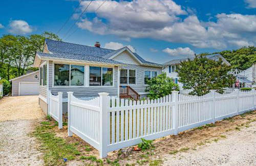 Peconic House | Peconic Sound Beach Home: Backyard & Vineyards