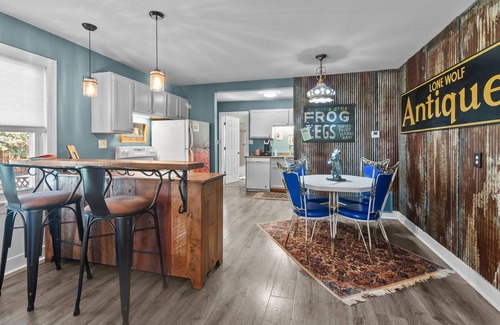Lake Geneva Apartment | Pedal II - Private 2 Bedroom Apartment Close to Town ~ Walk Everywhere!