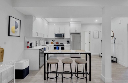 Southwest Edmonton Apartment | Pedro - Stylish & Modern Basement Suite: Sleeps 4