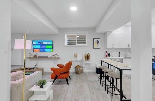 Southwest Edmonton Apartment | Pedro - Stylish & Modern Basement Suite: Sleeps 4
