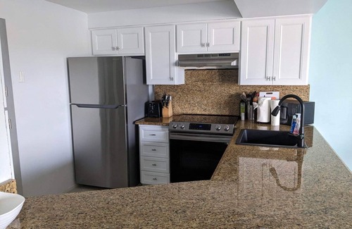 Jupiter Condo | Peekaboo ocean view top floor condo, 5 minute walk to beach