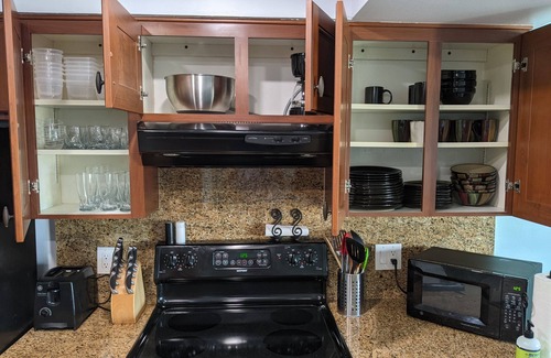 Jupiter Condo | Peekaboo ocean view top floor condo, 5 minute walk to beach