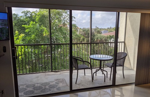 Jupiter Condo | Peekaboo ocean view top floor condo, 5 minute walk to beach