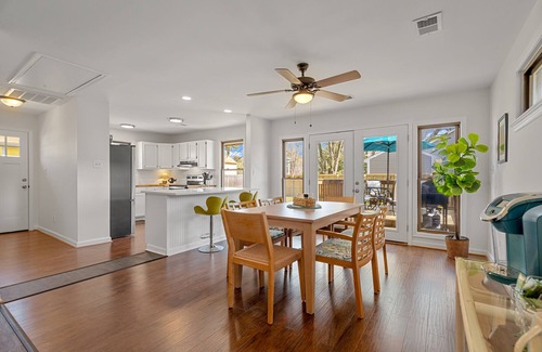 Issue House | Pegs Pearl - 1 mile to beach, deck, grill, firepit, WiFi