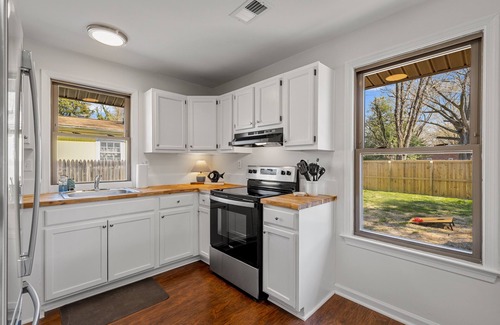 Issue House | Pegs Pearl - 1 mile to beach, deck, grill, firepit, WiFi