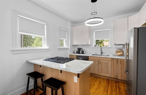 Pekin House | Pekin Rose House - 3b 2.5ba