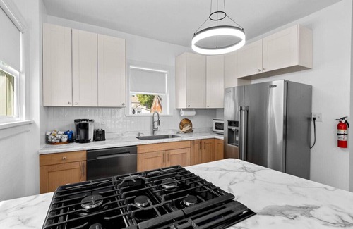 Pekin House | Pekin Rose House - 3b 2.5ba