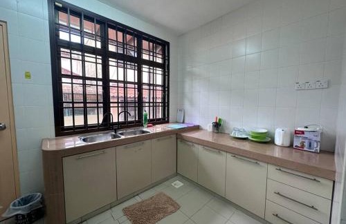 Ulu Tiram House | Pelangi Indah 8 Rooms Corner Pool Table