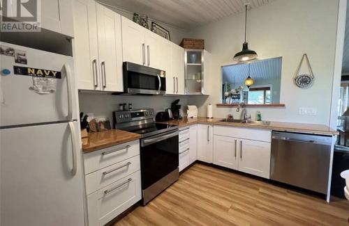 Kingsville House | Pelee Island Escape - Waterfront Sunset Views