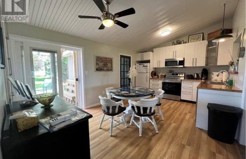 Kingsville House | Pelee Island Escape - Waterfront Sunset Views