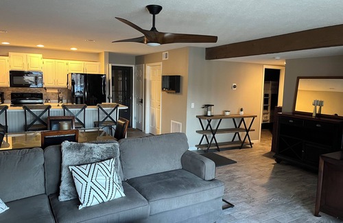 Osage Beach Condo | Pelican Bay - 2B/2B, 28' slip, by Margaritaville!
