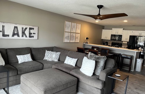 Osage Beach Condo | Pelican Bay - 2B/2B, 28' slip, by Margaritaville!