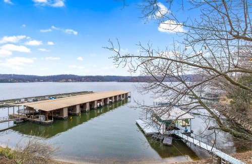 Lake Ozark Apartment | Pelican Bay Getaway