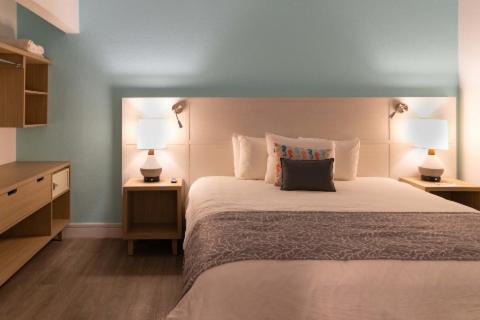 Bell Channel Bay Hotel | Pelican Bay Hotel