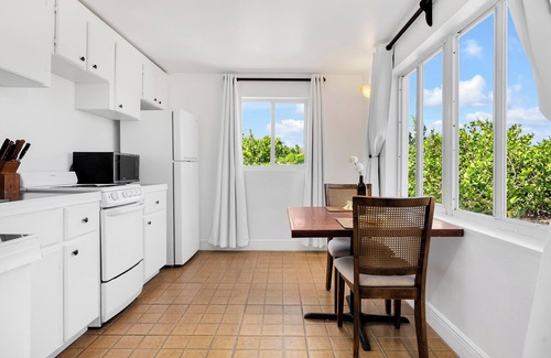 Whitby Hotel | Pelican Beach Hotel