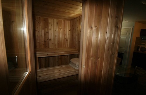 Fort Erie House | Pelican guest house. Village style living. Spend vacation time in Eco place!