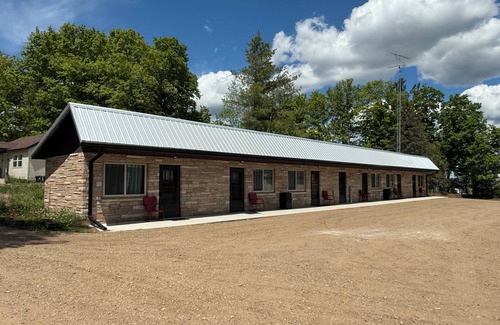 Pelican Lake Hotel | Pelican Lake Motel located in the heart of Pelican Lake WI.