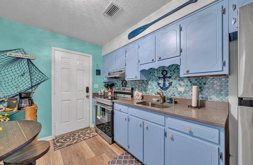 Gulf Lagoon Beach House | Pelican Paradise ~ Cozy getaway less than 1/4 of a mile from the beach!
