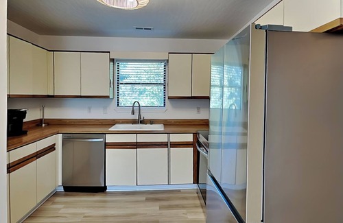 Surf City House | Pelican Place | Pet Friendly + Steps to the Beach!