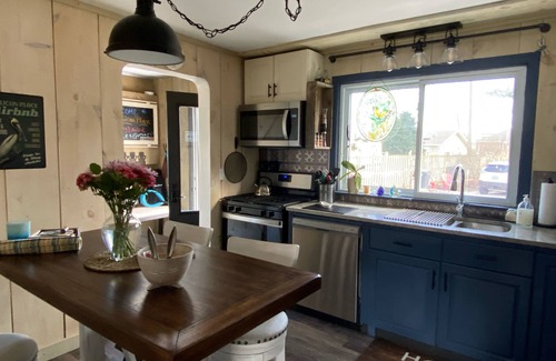 Kingsville Cottage | Pelican Place ❤️ WALK EVERYWHERE! nYour home away from home.