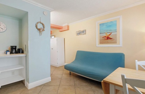 Clearwater Beach Condo | Pelican Pointe 424:Walk to Beach~Pool~Free Parking