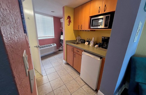 Clearwater Beach Condo | Pelican Pointe 414:Walk to Beach~Pool~Free Parking