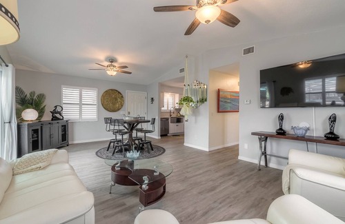 South Waterfront Park House | Pelican's Canal House- Bring your Boat and Dog!
