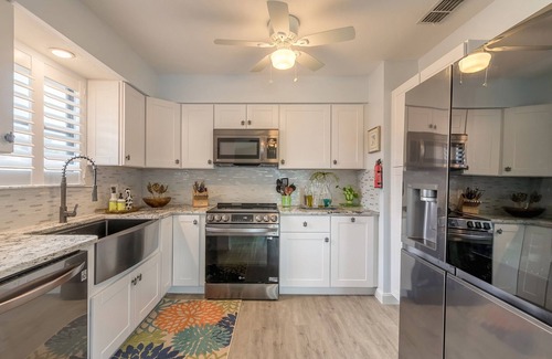 South Waterfront Park House | Pelican's Canal House- Bring your Boat and Dog!