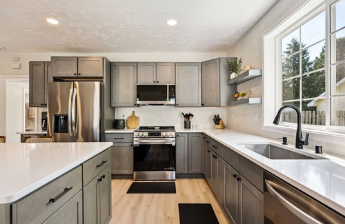 Sturgeon Bay House | Pelican's Rock: Walk to Downtown + Fire Pit + Luxury shower + Gourmet Kitchen