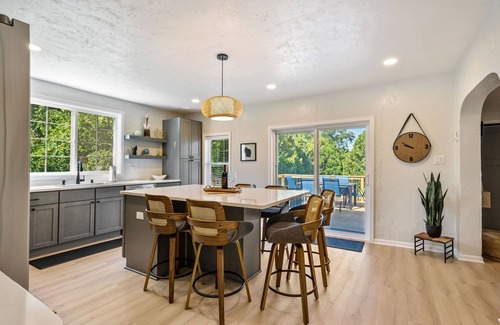 Sturgeon Bay House | Pelican's Rock: Walk to Downtown + Fire Pit + Luxury shower + Gourmet Kitchen