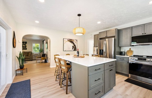 Sturgeon Bay House | Pelican's Rock: Walk to Downtown + Fire Pit + Luxury shower + Gourmet Kitchen