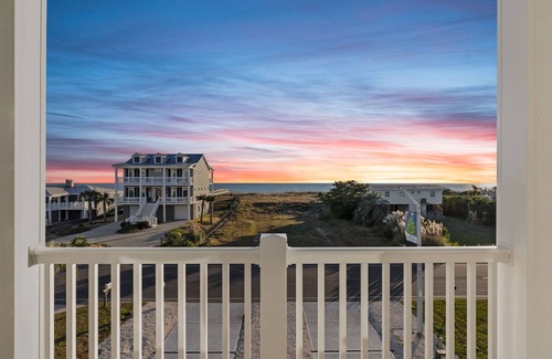 Long Beach House | Pelican's Watch - NEW + QUIET Caswell Beach Getaway.