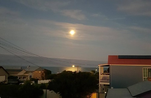 Portland North House | pelican view - see the sea in our peaceful family/pet-friendly elevated home