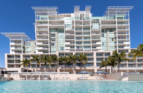 Pelican Waters Apartment | PELICAN WATERS RESORT UNIT 425