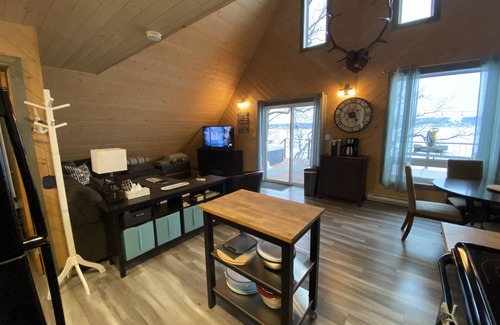 Belmont Cabin | PELICANS NEST Family or couples get away with hot tub on the water