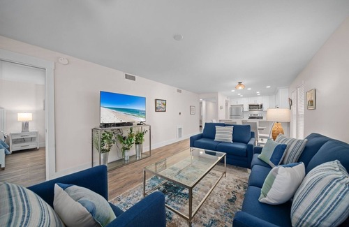 Sanibel Condo | Pelicans Roost 107: Corner Unit with Gulf Views!