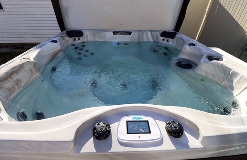 Lincoln House | Peloton House Luxury |Peloton Bike| Large Hot Tub