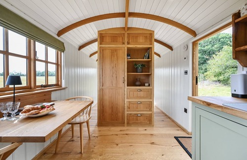 Rye Cabin | Pelsham View - sleeps 2 guests in 1 bedroom