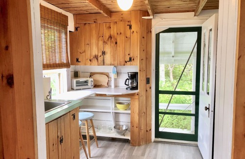 Pemaquid Point House | Pemaquid Point Cottage-Cliff Road-Fireplace-2 minute walk to Lighthouse-Pets ok