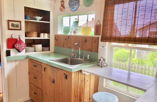 Pemaquid Point House | Pemaquid Point Cottage-Cliff Road-Fireplace-2 minute walk to Lighthouse-Pets ok