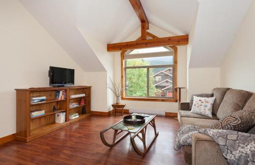 Pemberton Apartment | Pemberton Valley 1 bedroom suite with king size bed WIFI cable TV walk to Village