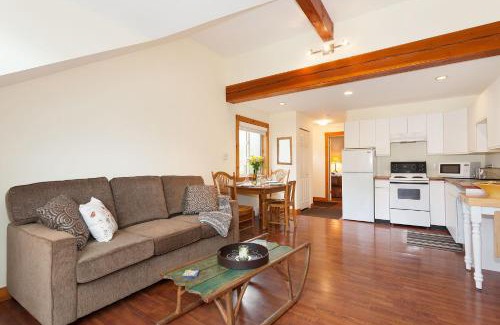 Pemberton Apartment | Pemberton Valley 1 bedroom suite with king size bed WIFI cable TV walk to Village