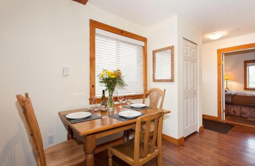 Pemberton Apartment | Pemberton Valley 1 bedroom suite with king size bed WIFI cable TV walk to Village