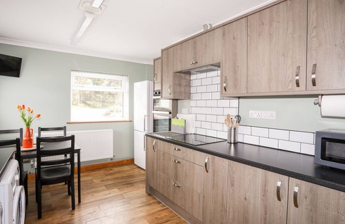 Mynytho Cottage | PEN Y GARTH, pet friendly, with a garden in Llanbedrog