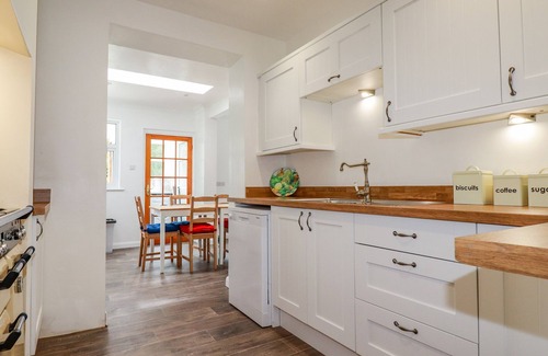 Summercourt Cottage | PEN-Y-THON HOUSE, pet friendly, with hot tub in Summercourt
