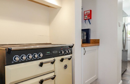 Summercourt Cottage | PEN-Y-THON HOUSE, pet friendly, with hot tub in Summercourt