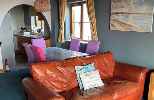 Pendine House | Pendine Sands Getaway-Cosy 2 bed with sea views