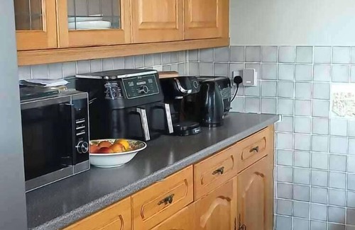 Pendine House | Pendine Sands Getaway-Cosy 2 bed with sea views