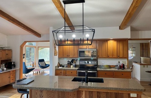 Bayview House | PendOrielle Pines Getaway